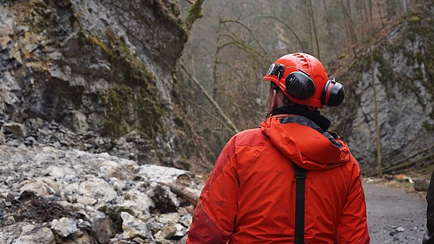 Hasi�i a pyrotechnici v Moravsk�m krasu odst�elili dvacetitunov� kus masivu, kter� hrozil z��cen�m. (26. b�ezna 2026)