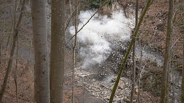 Hasi�i a pyrotechnici v Moravsk�m krasu odst�elili dvacetitunov� kus masivu, kter� hrozil z��cen�m. (26. b�ezna 2026)