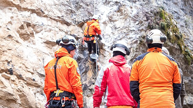 Hasi�i a pyrotechnici v Moravsk�m krasu odst�elili dvacetitunov� kus masivu, kter� hrozil z��cen�m. (26. b�ezna 2026)