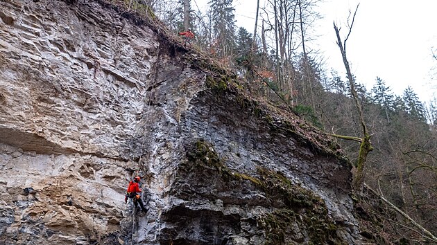 Hasi�i a pyrotechnici v Moravsk�m krasu odst�elili dvacetitunov� kus masivu, kter� hrozil z��cen�m. (26. b�ezna 2026)