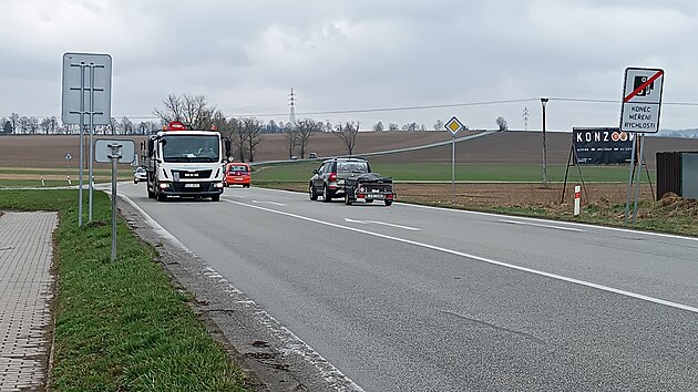 Takto se dnes proj�d� havl��kobrodskou m�stn� ��st� �molovy po silnici 34. Pokud zastupitel� vyberou variantu obchvatu 3, doprava odsud kompletn� zmiz�. Jestli�e v�ak zvol� variantu 5, d�l se tudy bude do Brodu a z Brodu jezdit, by� by provoz m�l b�t v�razn� slab��.