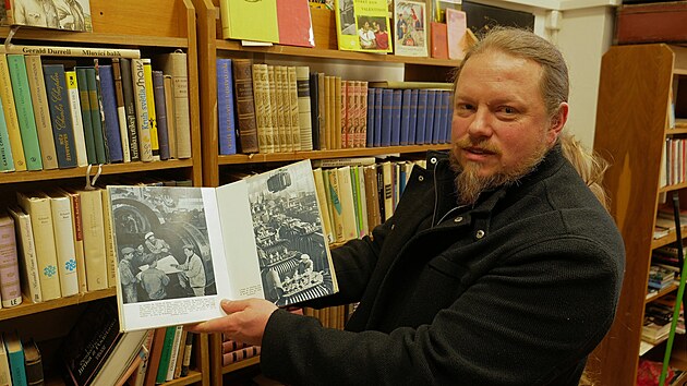 Alexandr Kr�l�k, zn�m� pod spisovatelsk�m pseudonymem Sa�a Gr., provozoval ve ����e nad S�zavou od roku 2011 antikvari�t Mlha. Ten nyn� kon��. �Je �as na zm�nu,� tvrd� Kr�l�k. �A� knihy rozt��d�m, pl�nuji m�sto antikvari�tu keramick� ateli�r.�