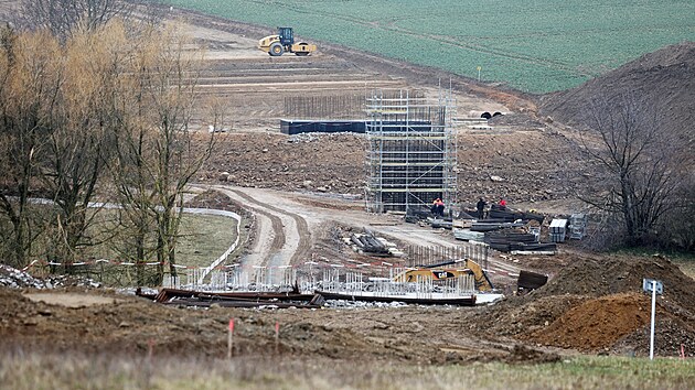 Stavba�i pracuji na p��prav� betonov�n� pil��� mostu obchvatu kolem Za�ovic u rybn�k� Pazdern� a Obecn� na severn�m okraji obce. (27. b�ezna 2026)