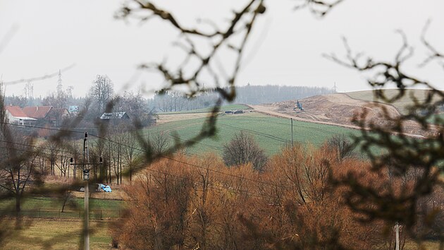 Stavba�i pracuji na p��prav� betonov�n� pil��� mostu obchvatu kolem Za�ovic u rybn�k� Pazdern� a Obecn� na severn�m okraji obce. (27. b�ezna 2026)