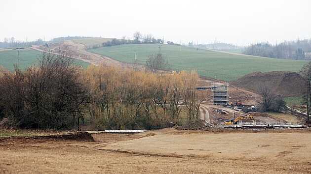 Stavba�i pracuji na p��prav� betonov�n� pil��� mostu obchvatu kolem Za�ovic u rybn�k� Pazdern� a Obecn� na severn�m okraji obce. (27. b�ezna 2026)