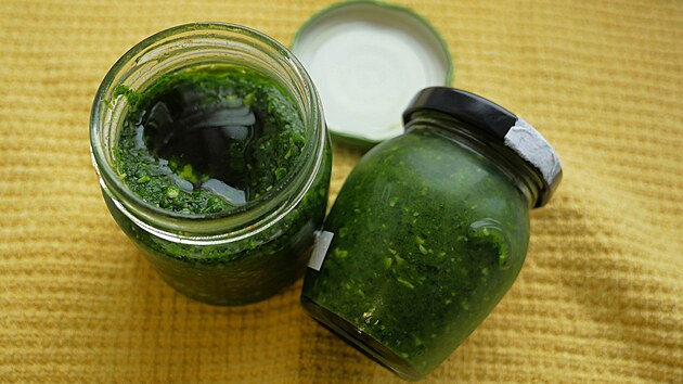 Nej�ast�j��m zp�sobem uchov�n� medv�d�ho �esneku je zpracov�n� na pesto.