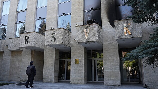 Na budovu Rusk�ho st�ediska v�dy a kultury v pra�sk� Buben�i hodil n�kdo z�paln� lahve. (27. b�ezna 2026)