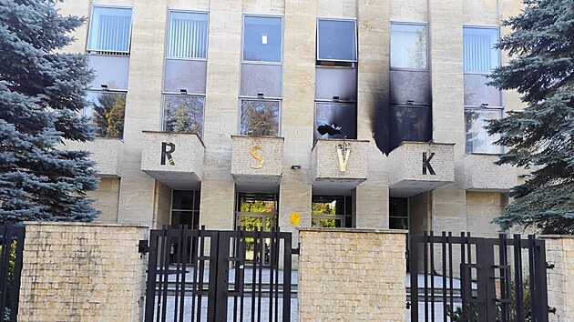Na budovu Rusk�ho st�ediska v�dy a kultury v pra�sk� Buben�i hodil n�kdo z�paln� lahve. (27. b�ezna 2026)