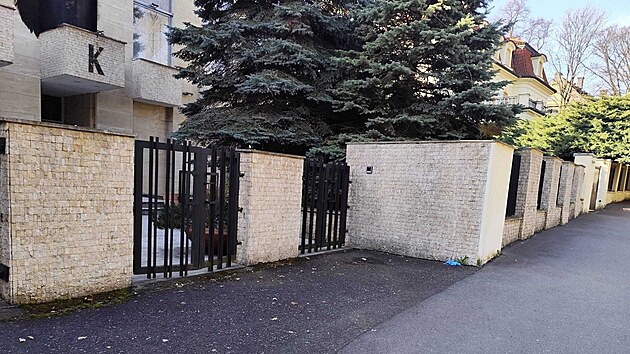 Na budovu Rusk�ho st�ediska v�dy a kultury v pra�sk� Buben�i hodil n�kdo z�paln� lahve. (27. b�ezna 2026)