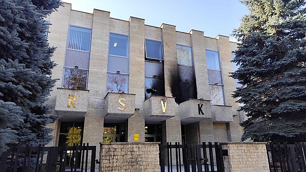 Na budovu Rusk�ho st�ediska v�dy a kultury v pra�sk� Buben�i hodil n�kdo z�paln� lahve. (27. b�ezna 2026)