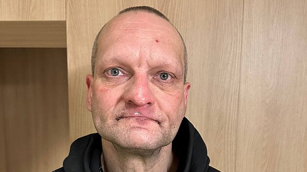 Nosil u sebe sekeru i nože. Policie varuje před mužem hledaným kvůli vraždě