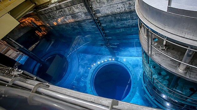 TNa druh�m bloku JE Temel�n jsme nav�t�vili pl�novanou odst�vku, kter� se vyu��v� na v�m�nu paliva. Do pln�ho re�imu by se m�la elektr�rna dostat zase v polovin� dubna. Na sn�mku je baz�n reaktoru, kde se vym��uj� jednotliv� palivov� �l�nky. (26. b�ezna 2026)