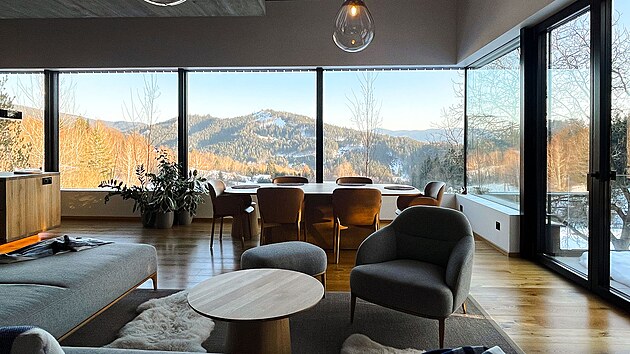 Prosklen� fas�da m� plochu 150 m2, nab�z� tak neuv��iteln� v�hledy.