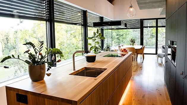 Kuchy� s velk�m ostr�vkem je vybaven� v�emi pot�ebn�mi spot�ebi�i.