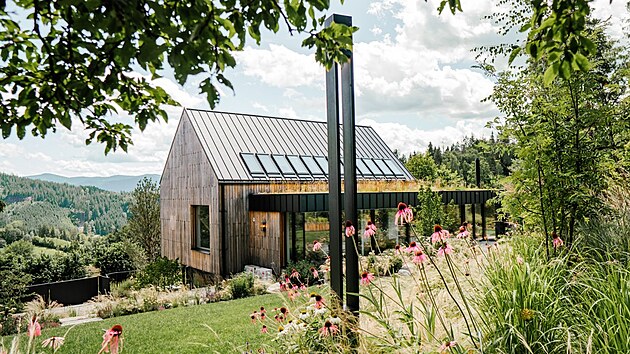 Pod vegeta�n� st�echou se skr�v� lo�nici rodi�� se �atnou a koupelnou, ob�vac� pokoj s krbem i vinot�ka.