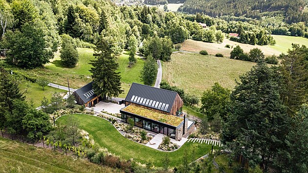 Beskydy nab�zej� n�dhernou p��rodu a klid... Nov� chalupa vyrostla na m�st� p�vodn�, kter� byla u� ve velmi �patn�m stavu.