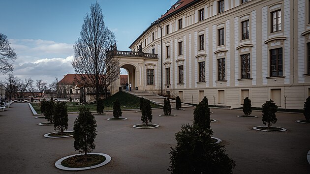 Zahrada Na valech je po velk� rekonstrukci, kter� ji vr�tila do podoby navr�en� Masarykov�m architektem Ple�nikem. Nov� chyb� z�kazy vstupu na tr�vn�k.