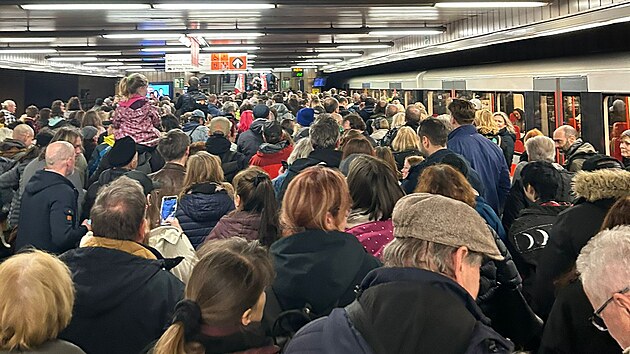 Lidé kvůli demonstraci zahltili metro, soupravy ve stanici nezastavovaly