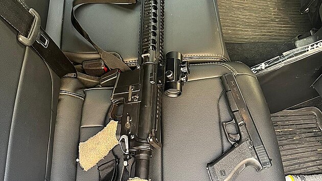 Policisté na Letné zadrželi muže, který střílel z airsoftových zbraní