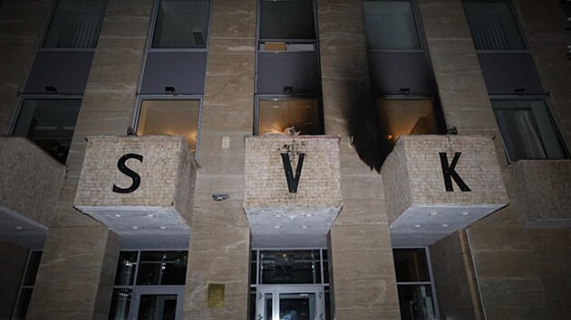 Útok zápalnými lahvemi na ruské středisko v Praze. Pachatele hledá policie