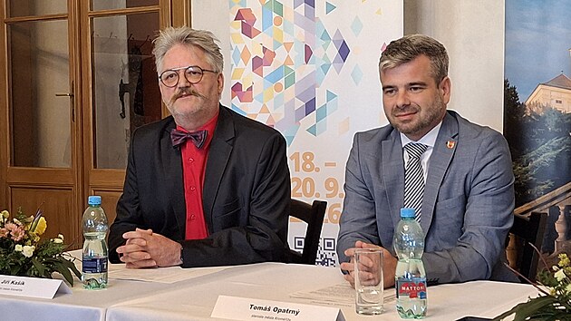 Krom���sk� starosta Tom� Opatrn� (vpravo) a radn� pro kulturu a cestovn� ruch Ji�� Ka��k p�edstavuj� novinky sezony v Krom���i. (b�ezen 2026)