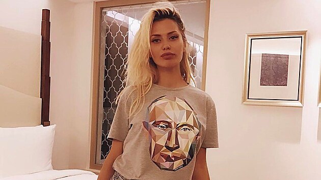 Victoria Bonya v�dy otev�en� podporovala Putina a to i no�en�m oble�en� s jeho podobiznou.