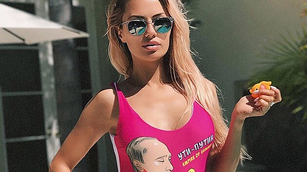 Victoria Bonya v�dy otev�en� podporovala Putina a to i no�en�m oble�en� s jeho podobiznou.