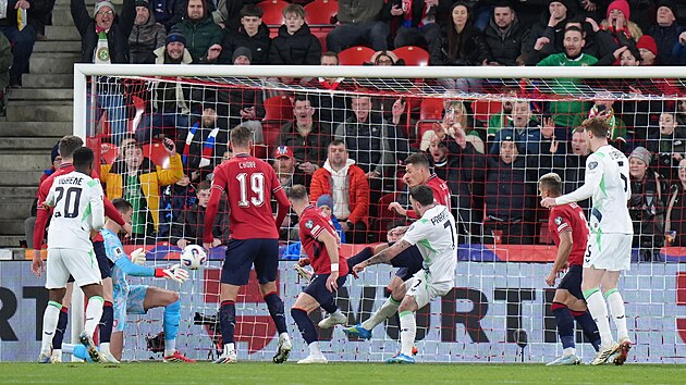 Po obrann�m z�kroku Vladim�ra Coufala si �esk� brank�� Mat�j Kov�� d�v� v utk�n� s Irskem smoln� vlastn� g�l.