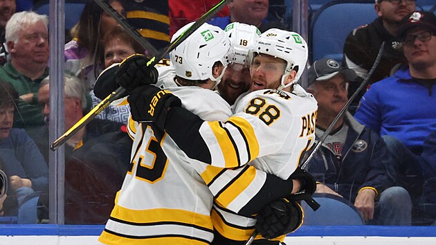 Pavel Zacha (18) i David Pastr��k (88) z Boston Bruins slav� v z�pase s Buffalo Sabres.