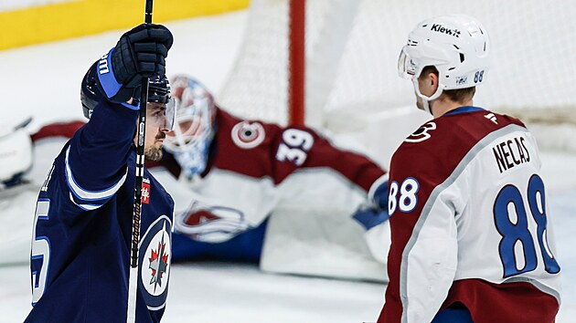 Mark Scheifele (55) z Winnipeg Jets slav�, Martin Ne�as (88) z Colorado Avalanche ne.