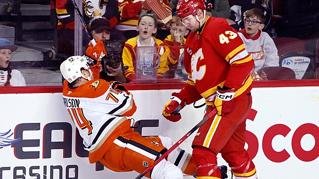 Adam Klapka z Calgary Flames v z�pase s Anaheim Ducks srazil Johna Carlsona.
