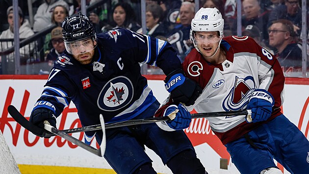 Adam Lowry (17) z Winnipeg Jets a Martin Ne�as (88) z Colorado Avalanche