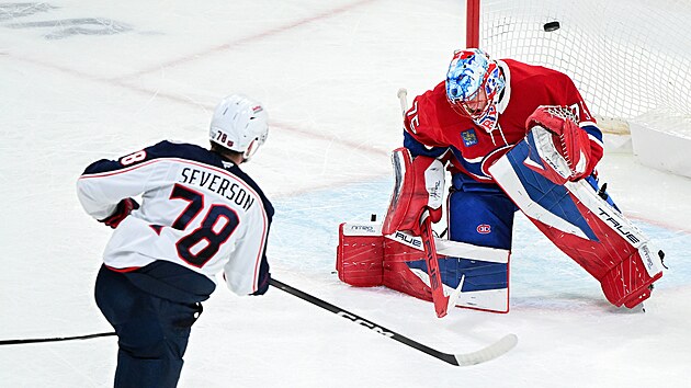 Jakub Dobe� (75) z Montreal Canadiens p�ekonan� v z�pase s Columbus Blue Jackets, sk�ruje Damon Severson (78).