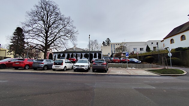 Kostelec nad Orlic� vybudoval nov� parkovi�t� za budovou po�ty.
