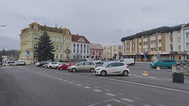 Uprost�ed n�m�st� v Kostelci nad Orlic� vznikla po redukci m�st velk� voln� plocha.