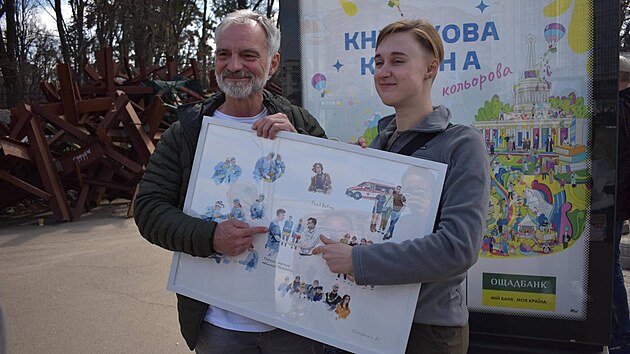 Paměť národa vyrazila s hercem Trojanem na Ukrajinu, dovezli přístroj za miliony