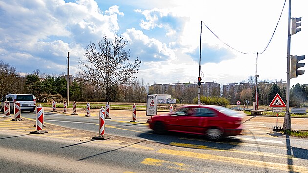 V okol� hradeck� k�i�ovatky Mileta plat� kv�li stavb� dopravn� omezen�. (23. b�ezna 2026)