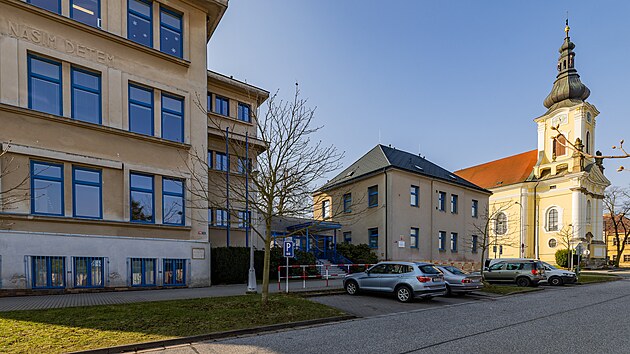 Z�kladn� �kola a kostel sv. Anton�na na Nov�m Hradci Kr�lov�