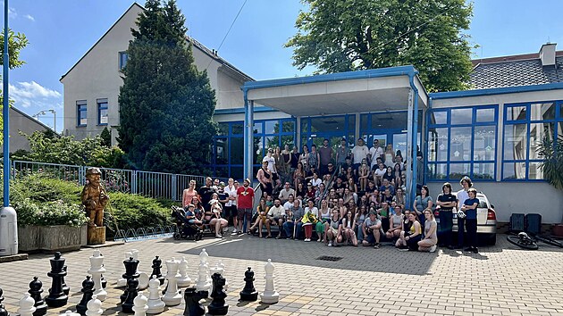 Veden� Z�kladn� �koly na Nov�m Hradci Kr�lov� se lou�ilo s absolventy, kon��c� �editel Petr Cvr�ek sed� t�et� zleva v prvn� �ad� i s d�rky. (�erven 2024)