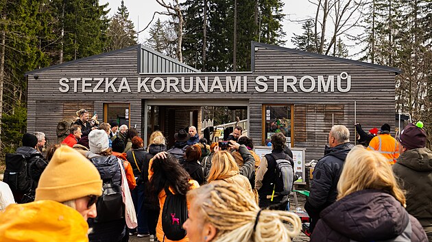 Stezka korunami strom� v Jansk�ch L�zn�ch uk�zala medv�d�rium s dv�ma t��let�mi sourozenci zachr�n�n�mi na Slovensku. (24. b�ezna 2026)