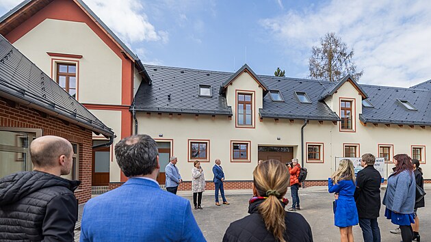 Kr�lov�hradeck� kraj zaplatil p�estavbu b�val�ch st�j� v kosteleck� zem�d�lsk� �kole. Promlouv� (uprost�ed) radn� pro �kolstv� Jana Berkovcov� (ANO).