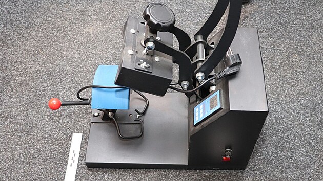 Mu� prod�val hrne�ky, tri�ka, mikiny, k�iltovky, pol�t��ky, cestovn� lahve a dal�� v�ci, kter� opat�il logy zn�m�ch firem.