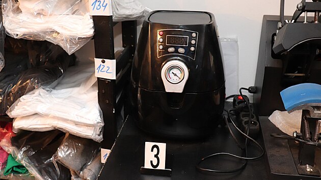 Mu� prod�val hrne�ky, tri�ka, mikiny, k�iltovky, pol�t��ky, cestovn� lahve a dal�� v�ci, kter� opat�il logy zn�m�ch firem.