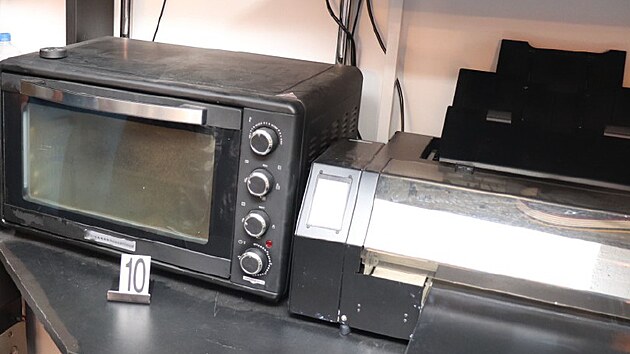 Mu� prod�val hrne�ky, tri�ka, mikiny, k�iltovky, pol�t��ky, cestovn� lahve a dal�� v�ci, kter� opat�il logy zn�m�ch firem.