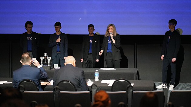 Vedle n�ro�n�ho studia na Fakult� dopravn� �VUT v Praze po��d� Anna Krebsov� p�edn�ky, ��astn� se workshop� �i panelov�ch diskus�.