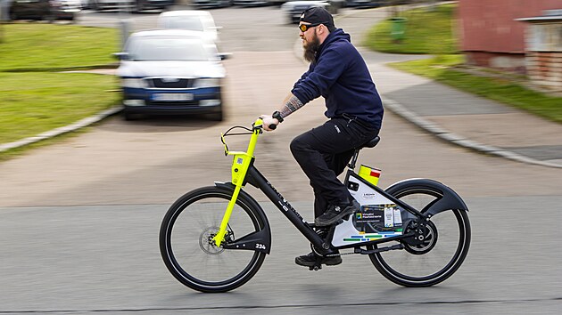 Sd�len� elektrokola se v Plzni t�� velk�mu z�jmu cyklist�. (24. b�ezna 2026)