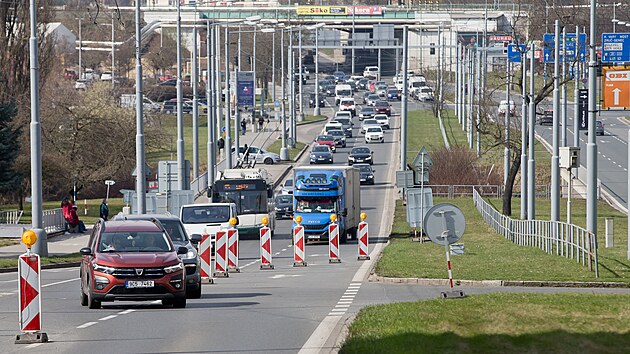 Stavba m�rn� komplikuje dopravu na v�padovce na Prahu. (19. b�ezna 2026)