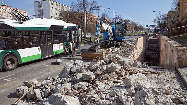Demolic� podchodu za�alo budov�n� nov� l�vky p�es Rokycanskou ulici v Plzni na Letn�. Stavba m�rn� komplikuje dopravu na v�padovce na Prahu, vy��dala si tak� do�asn� p�em�st�n� zast�vek MHD. (19. b�ezna 2026)