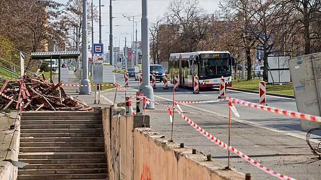 Demolic� podchodu za�alo budov�n� nov� l�vky p�es Rokycanskou ulici v Plzni na Letn�. Stavba m�rn� komplikuje dopravu na v�padovce na Prahu, vy��dala si tak� do�asn� p�em�st�n� zast�vek MHD. (19. b�ezna 2026)