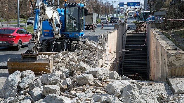 Demolic� podchodu za�alo budov�n� nov� l�vky p�es Rokycanskou ulici v Plzni na Letn�. Stavba m�rn� komplikuje dopravu na v�padovce na Prahu, vy��dala si tak� do�asn� p�em�st�n� zast�vek MHD. (19. b�ezna 2026)